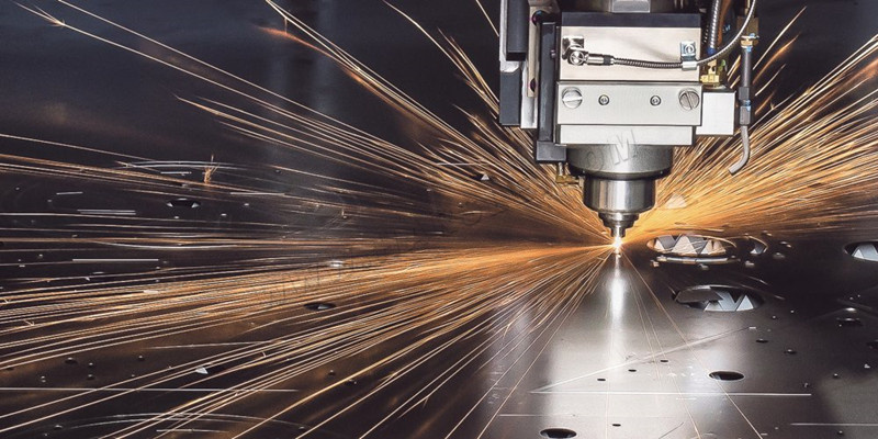 CNC lasersnijmachine in bedrijf