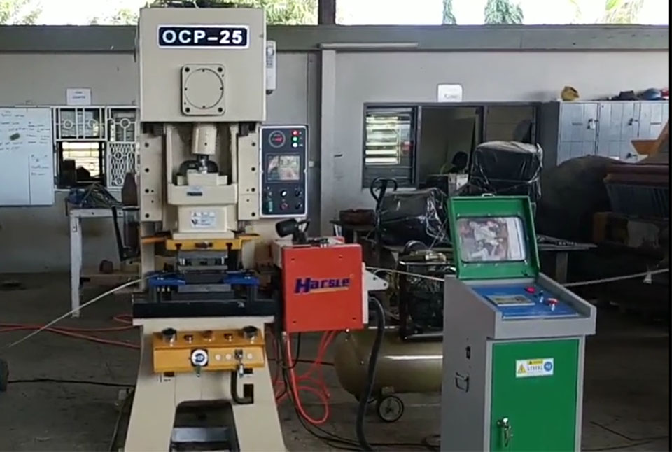 Harsl CNC -ponsmachine die in Fiji werkt