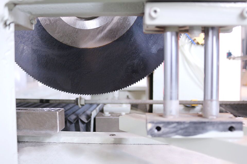 Stalen deurframe snijmachine video