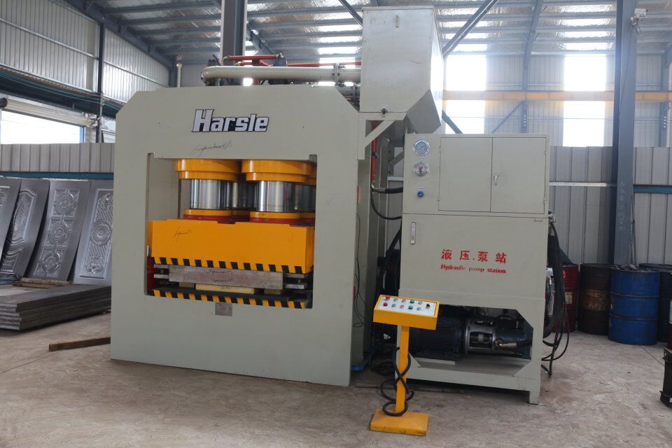 YM-2500T frame Type deur Embossing Machine naar Turkmenistan