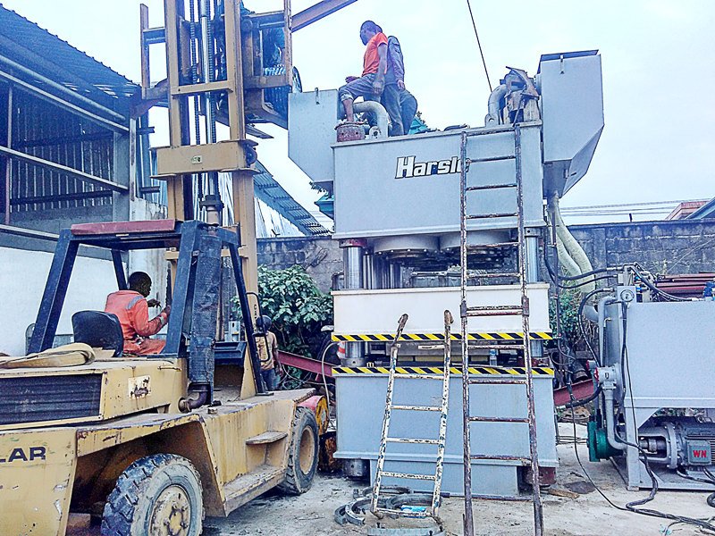 Installatie van stalen deur reliëfmachine in Nigeria