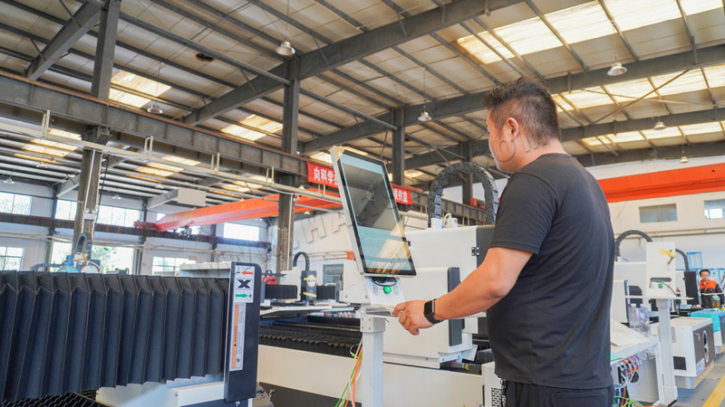 CNC lasersnijmachine in bedrijf